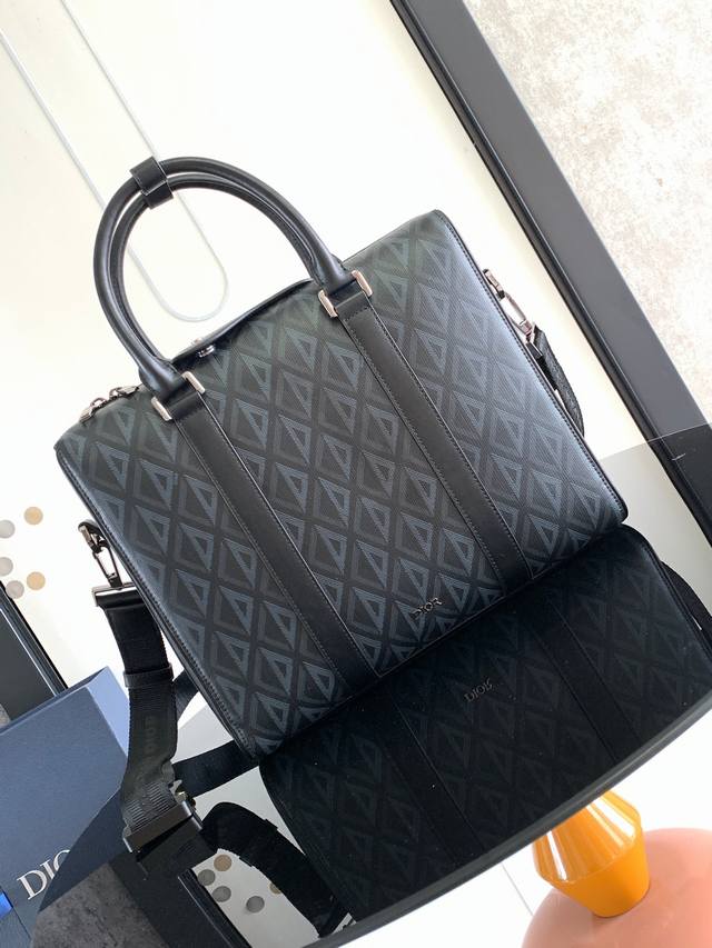 顶级原单 这款公文包是 Dior Lingot 系列的新款单品 将经典优雅与 Dior 的高订精神融为一体 结构分明 采用黑色 Cd Diamond 图案帆布精