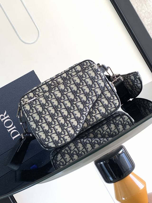 这款马鞍三件套手袋是二零二三秋季男装系列新品 采用米色 Oblique 印花面料精心制作 醒目百搭 三合一款式 设有一个拉链包 突显正面的马鞍手拿包和 Nano