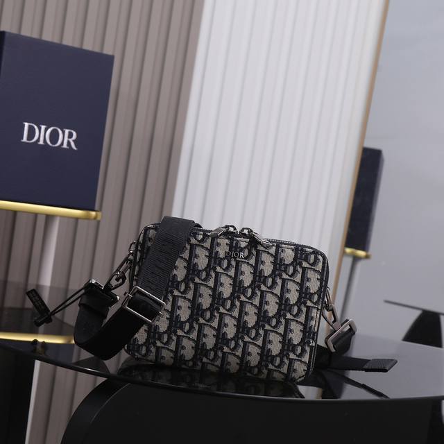 市场最高版本 欢迎对比 点击长按翻译 & Dior Oblique 2Obbc119Yse_H05E 1967 Dior Oblique . , , . Chr