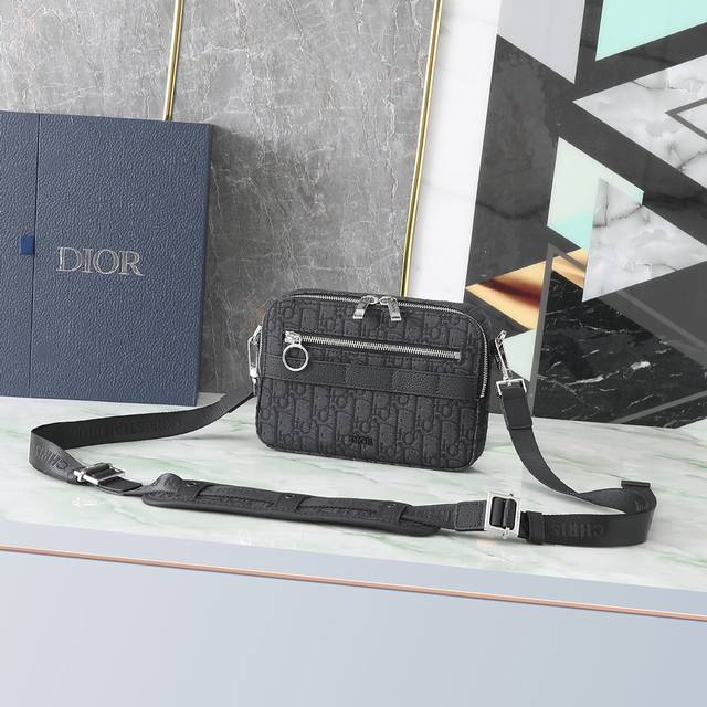专柜有售 顶级原单质量 型号 1Sfpo101 黑色提花牛仔布 Safari Dior Oblique提花和黑色粒面触感牛皮革肩背包 外部胶面 Dior 标志
