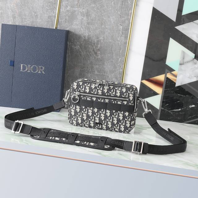 专柜有售 顶级原单质量 型号 1Sfpo101 杏色提花牛仔布 Safari Dior Oblique提花和黑色粒面触感牛皮革肩背包 外部胶面 Dior 标志
