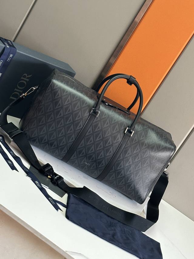 这款 Dior Lingot 50 行李袋是 Dior 全新的经典单品 实用而优雅 采用迪奥灰 Cd Diamond 图案帆布精心制作 从 Dior 档案汲取灵