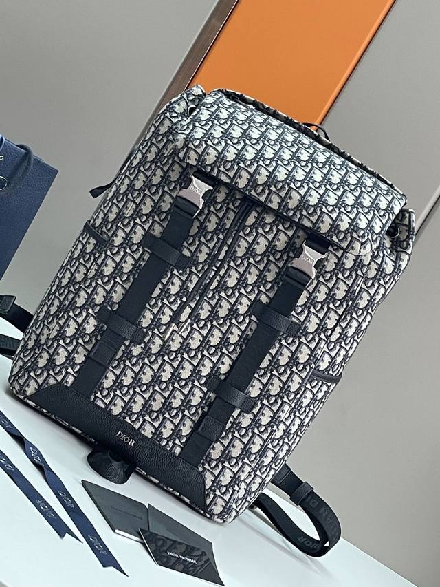 顶级原单 这款 Dio Explorer 双肩背包从登山运动的准则汲取灵感 经过重新诠释彰显高订风范 采用标志性的米色和黑色 Oblique 印花面料精心制作