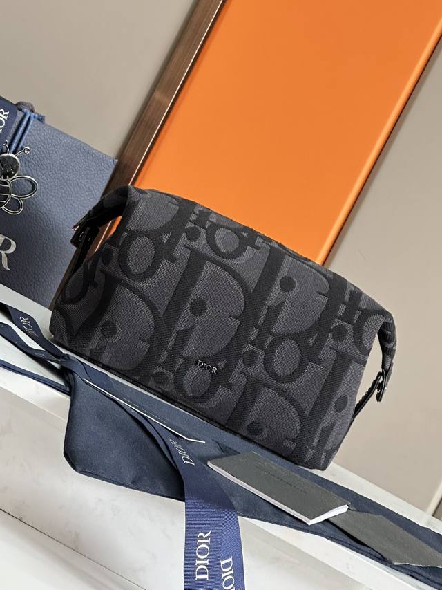 这款洗漱包是二零二四春季男装系列新品 实用优雅 采用米色和黑色超大 Oblique 印花面料精心制作 重新诠释品牌经典图案 正面饰以 Dior 标志 设有宽敞的
