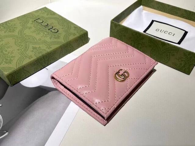 Gucci 435649颜色 黑色 粉色尺寸 11X7Gucci专柜最新款卡包 采用进口头层羊皮 做工精细 小巧实用 小包必备款
