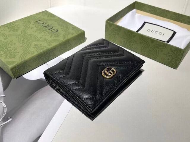 Gucci 435649颜色 黑色 粉色尺寸 11X7Gucci专柜最新款卡包 采用进口头层羊皮 做工精细 小巧实用 小包必备款