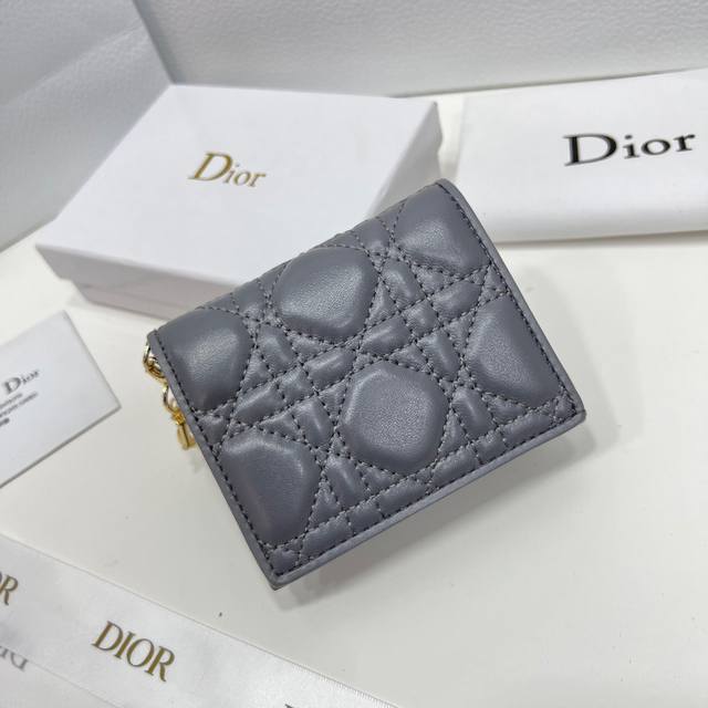 Dior 2387颜色 黑 粉 灰尺 11*8.5*3 Dior 专柜新款出货 这款迷你 Lady Dior 钱包设计精巧 空间宽敞 黑色羊皮革饰以藤格纹缉面线