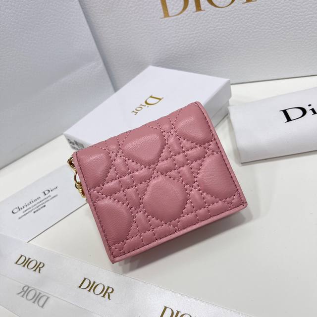 Dior 2387颜色 黑 粉 灰尺 11*8.5*3 Dior 专柜新款出货 这款迷你 Lady Dior 钱包设计精巧 空间宽敞 黑色羊皮革饰以藤格纹缉面线