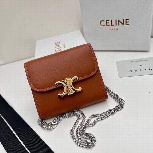 Celine 10783 链条可拆卸颜色 黑 棕色尺寸 11*10*5Celine凯旋门非常炫美的一个系列 专柜同步 采用头层牛皮 精致时尚 可以单肩背 也可做