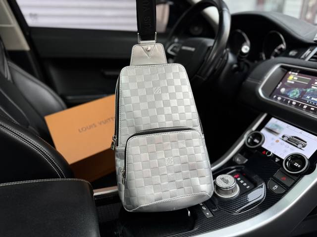 高端货 新款 Louis Vuitton 胸包 M46344 Avenue 单肩包本款 Avenue 单肩包化作传统背包替身 为 Monogram 帆布涂抹品牌