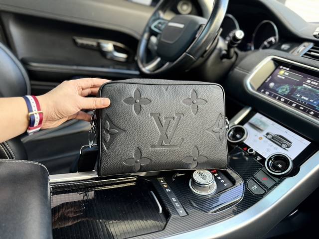 高端货 最新款 Louis Vuitton 邮差包 本款 Alpha 邮差包放大演绎品牌经典 为其渲染渐变色彩 个人物品轻松随行 Louis Vuitton 路