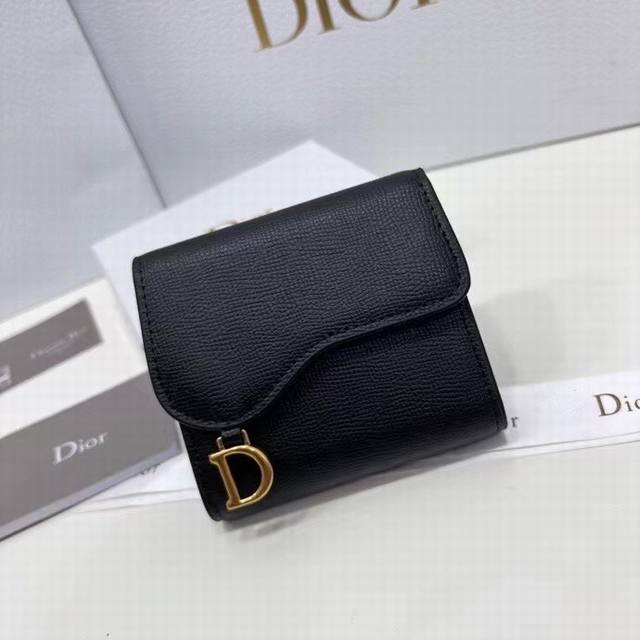 Dior 2380颜色 黑色尺寸 11*10*2 Dior专柜秋冬新款火爆登场 采用头层牛皮 做工精致 媲美专柜 多功能小卡包 超级实用