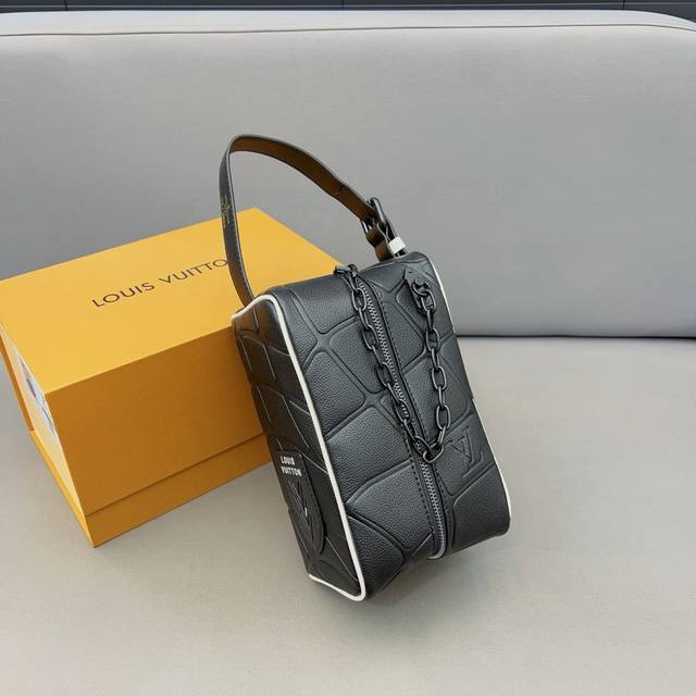 Louisvuitton 路易威登 Fifa卡塔尔世界杯联名 化妆包 洗漱袋 手拿包 采用精湛镶嵌细工 经典百搭 实物拍摄 原厂原版面料 配送防尘袋 礼盒 16