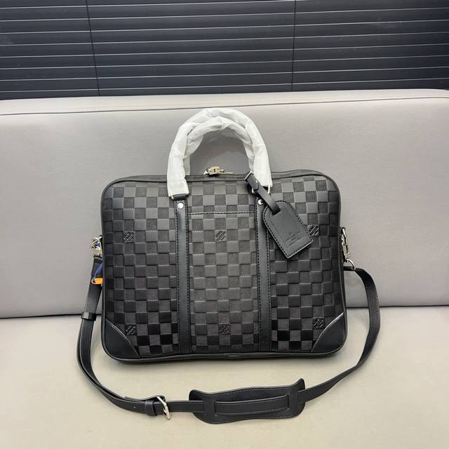 Louisvuitton 路易威登 Voyage牛皮男包公文包 手提包 电脑包 采用精湛镶嵌细工 经典百搭 实物拍摄 原厂原版面料 配送防尘袋 28 X 38