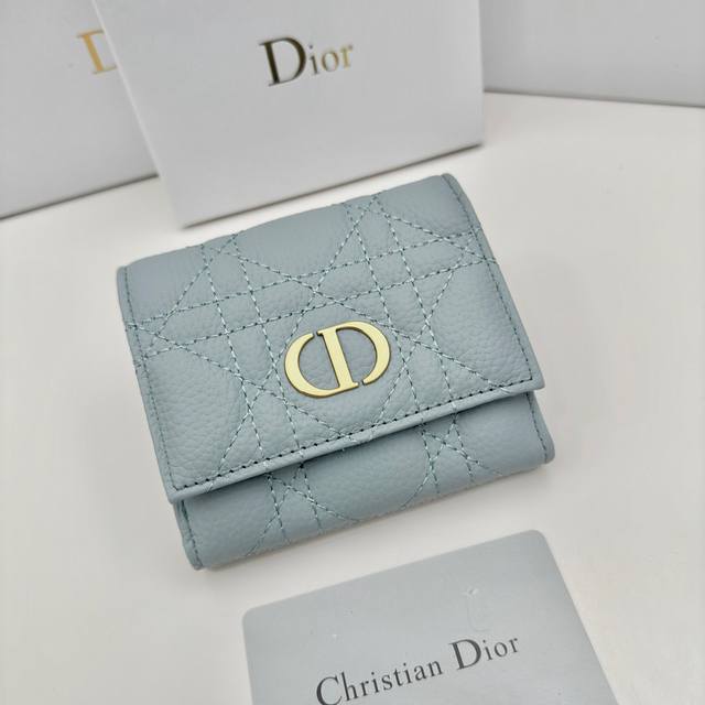 Dior 3860颜色 黑色 米色 蓝色尺寸 11*10*2Dior专柜最新款火爆登场 采用头层牛皮 做工精致 媲美专柜 多功能小钱包 超级实用