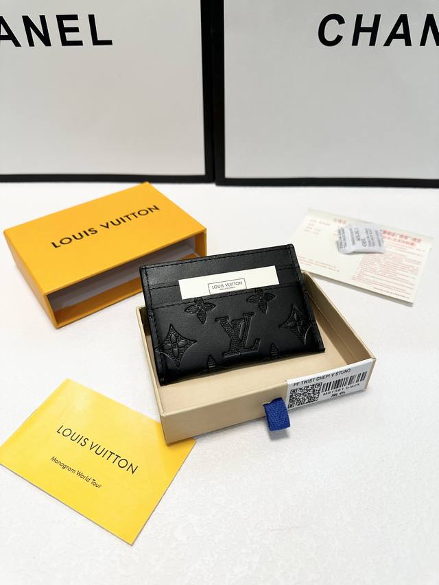 颜色 黑尺寸 11X7M81381 Porte Cartes Double 卡片夹 此款采用全新monogram Eclipse涂层帆布材质的卡片夹风格靓丽而时