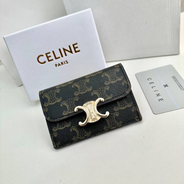 Celine 16333颜色 黑色印花尺寸 10.5*7*1新款凯旋门卡夹 Celine短式卡包非常炫美的一个系列 专柜同步 采用头层牛皮 精致时尚