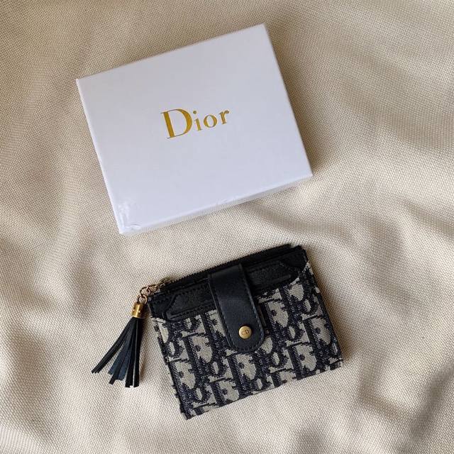 Dior 705颜色 黑色 枣红尺寸 12*9*1.5 Dior专柜最新款火爆登场 做工精致 媲美专柜 多功能小钱包卡包 绝美配色 超多卡位时尚美美必备 超级实
