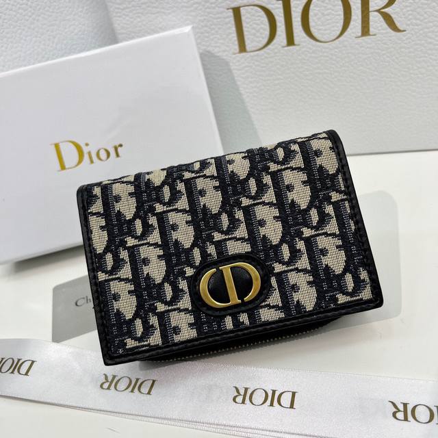 Dior 2055颜色 黑色 尺寸 13.5*9.5*3.5 Dior 专柜最新款火爆登场 采用进口牛皮 做工精致 媲美专柜 多功能小钱包 内隔丰富 超级实用