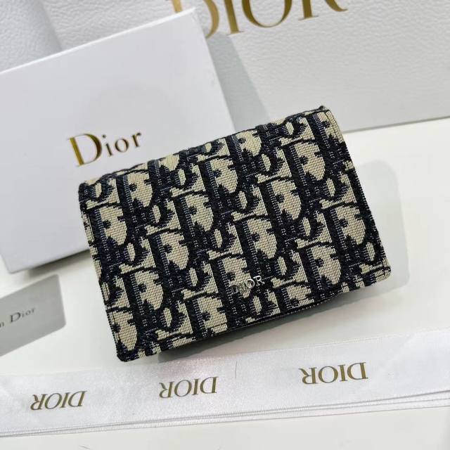 Dior 2033颜色 黑色尺寸13.5*9.5*3.5 Dior 专柜最新款火爆登场 采用进口牛皮 做工精致 媲美专柜 多功能小钱包 内隔丰富 超级实用