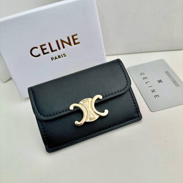 Celine 16333颜色 黑色印花尺寸 10.5*7*1新款凯旋门卡夹 Celine短式卡包非常炫美的一个系列 专柜同步 采用头层牛皮 精致时尚