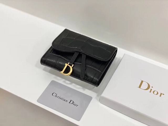 Dior 2059颜色 黑色 尺寸 11*10*2 Dior专柜最新款火爆登场 采用头层牛皮 做工精致 媲美专柜 多功能小钱包 超级实用