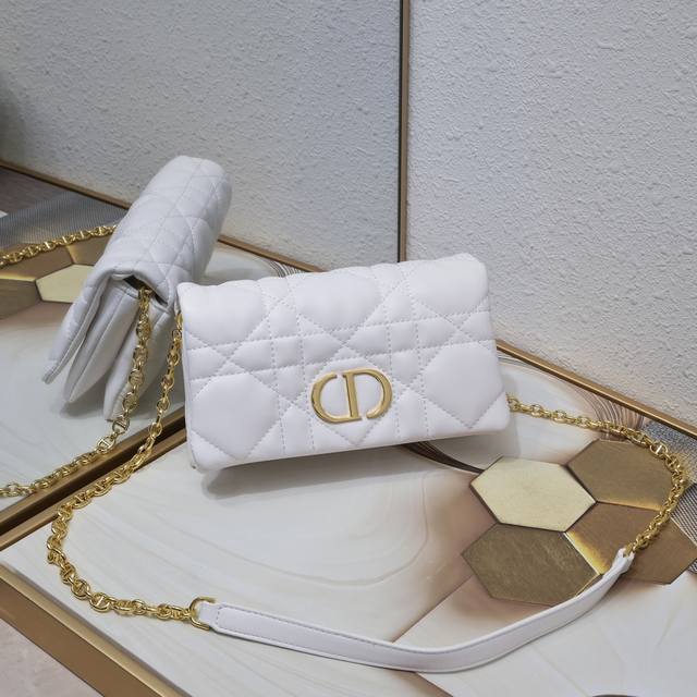 配盒子 Dior本季新款 Dior Caro 链条手袋 以实用设计彰显 Dior 高订精神 采用奶白色牛皮革精心制作 饰以别具一格的绗缝效果超大藤格纹 翻盖饰以