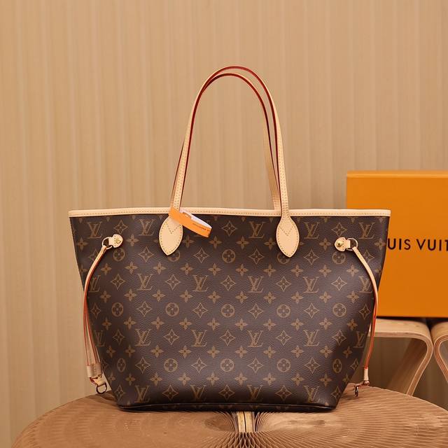 中号手袋m50366Neverfull 经典手袋 探索袋内精致细节 重新设计的内袋采用了清新的织物内衬和灵感源自路易威登档案馆的复古细节 最值得称道的莫过于可脱