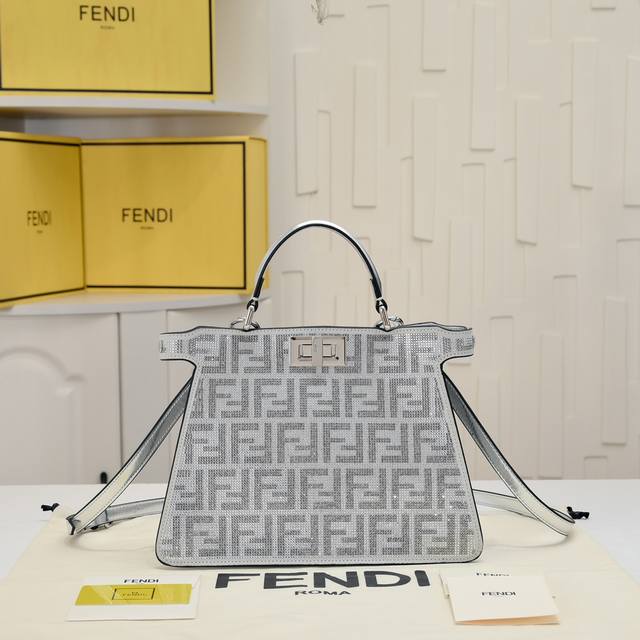 型号7733 中号双f钻石小猫包 Fendi Peekaboo Iseeu Petite小猫包 银色人造水晶ff图案 标志性peekaboo Iseeu手袋 小