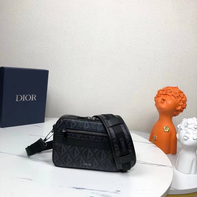 配盒子 这款 Safari 信使包实用小巧 便于日常携带 采用黑色 Cd Diamond 图案帆布精心制作 从 Dior 档案汲取灵感 饰以同色调光滑牛皮革细节