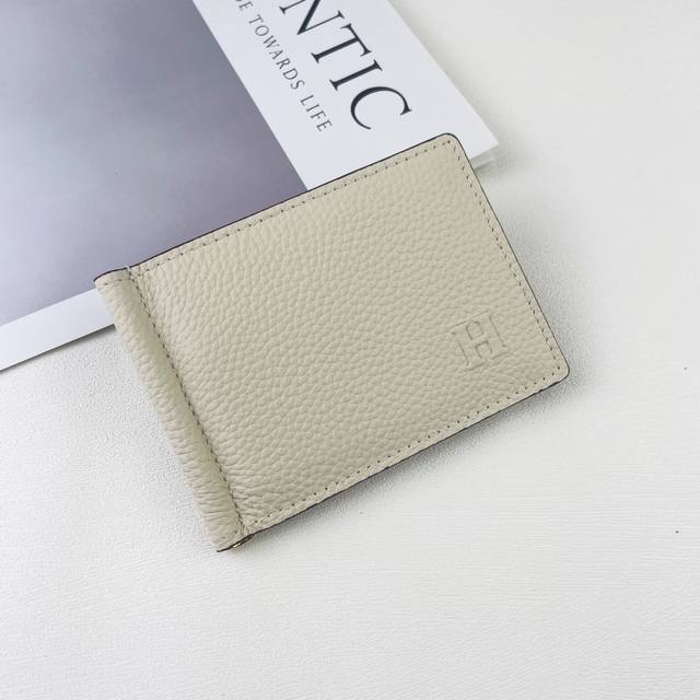 Hermes Silk In美金夹 采用barenia小牛皮制作而成 4个插卡位 一个大钞位 内有原厂代工码 型号 519美金夹 尺寸 11*7*1Cm 颜色