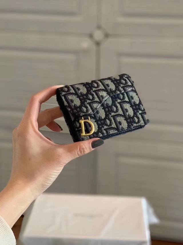 颜色 黑尺寸 10.5*7 Dior 专柜最新款出货 D家新款马鞍小卡包出货 小小一只 能放十几张卡和几张现金 对于现在人来说足够用了 复古经典的oblique