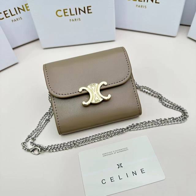 Celine 10783 链条可拆卸颜色 灰尺寸 11*10*5Celine凯旋门非常炫美的一个系列 专柜同步 采用头层牛皮 精致时尚 可以单肩背 也可做钱包使