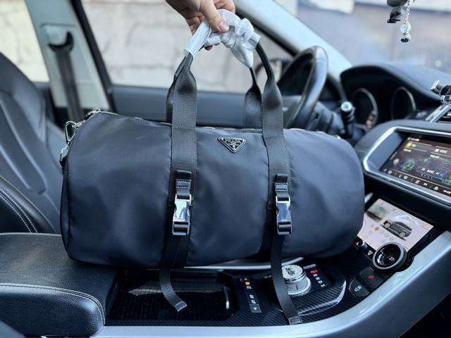 高端货 最新款 Prada普拉达 旅行袋包 Re-Nylon 拉链开合 再生尼龙和safhano 皮革 托特包tote包购物袋 男款 黑色尼龙和saffiano