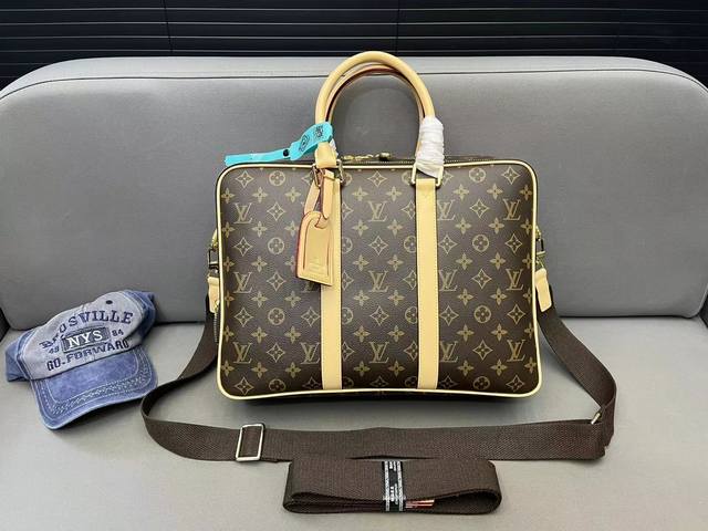 Louisvuitton 路易威登 印花公文包 男包 电脑包 手提包 采用精湛镶嵌细工 经典百搭 实物拍摄 原厂原版面料 高端品质 配送防尘袋 28 X 38