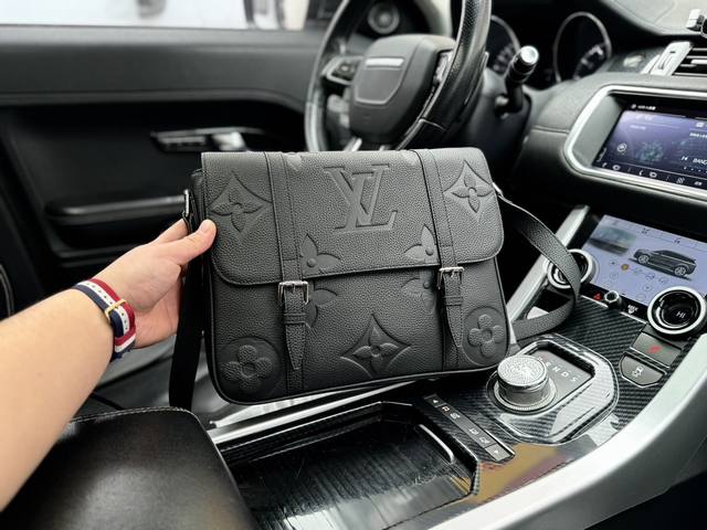 高端货 Louis Vuitton 邮差包 路易威登 徽标可调节肩带磁力翻盖扣帆布拼皮革 邮差包单肩斜挎包 中号 男款 黑灰色 高清五金logo标志 专用内里