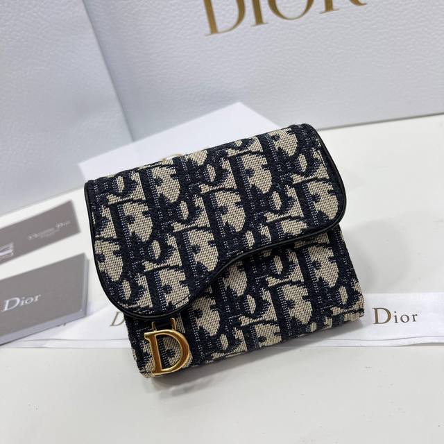 Dior 2381颜色 黑 灰尺寸 11*10*2 专柜新款火爆登场 采用头层牛皮 做工精致 媲美专柜 多功能小卡包 超级实用