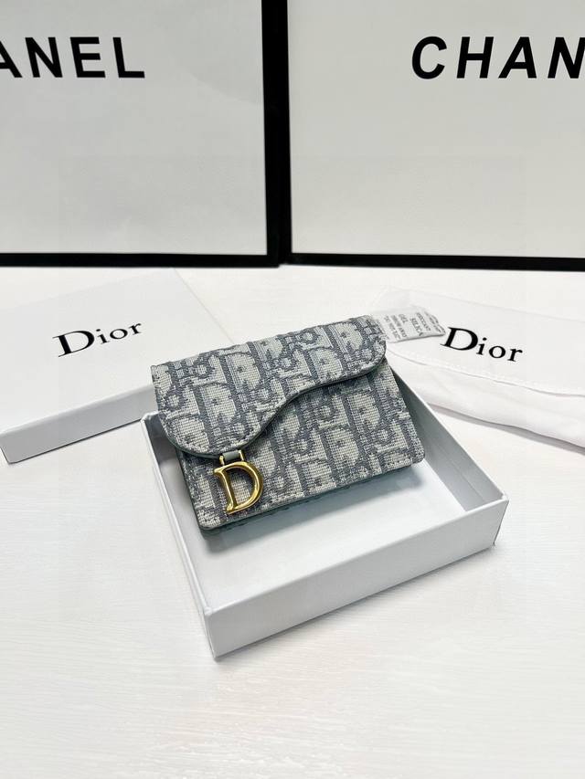 颜色 黑 灰尺寸 10.5*7 Dior 专柜最新款出货 D家新款马鞍小卡包出货 小小一只 能放十几张卡和几张现金 对于现在人来说足够用了 复古经典的obliq