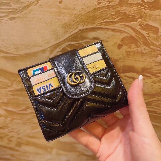 颜色 黑尺寸 10X9纯皮卡包 超级自留 两用卡包钱包12个卡位钞票位 特别实用 爆款一款超薄体积功能性強 油腊皮易打理耐磨不变形