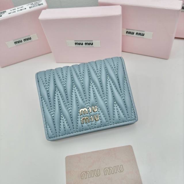 Miumiu 3513颜色 黑 蓝 粉尺寸 11.5*10*3 Miumiu专柜最新款 专柜爆款热力来袭 经典提花压纹设计 釆用顶级进口小羊皮 皮质细腻柔软 做