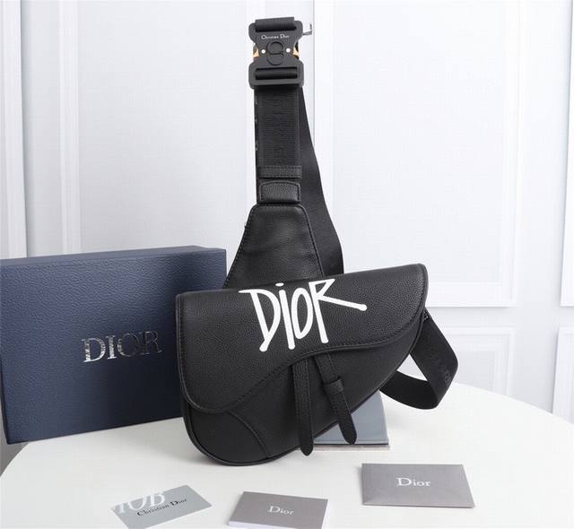 Dior迪奥男士马鞍斜挎包 胸包 型号 1Adpo093 黑皮白字 Saddle黑色粒面触感牛皮革手袋 Christian Dior带扣细节 外部热印 Dior