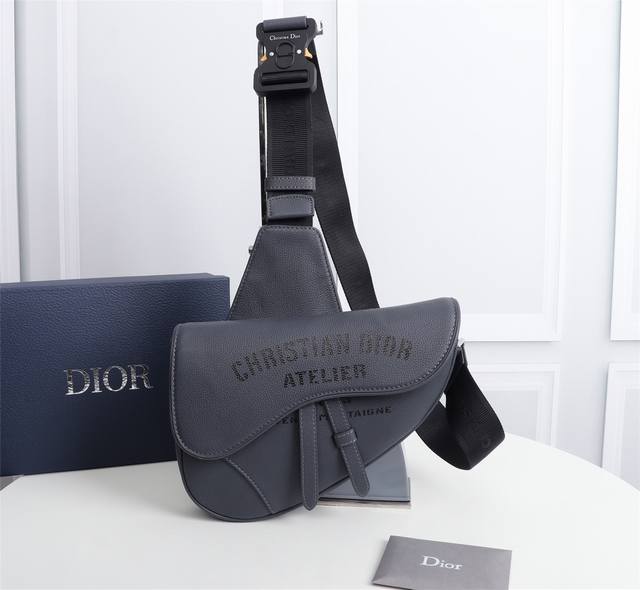 专柜正品有售 原单货 内置感应芯片 可感应正品官网 Dior迪奥 Christian Dior Atelier 标志马鞍包 胸包 配正品对版盒子 型号 1Adp