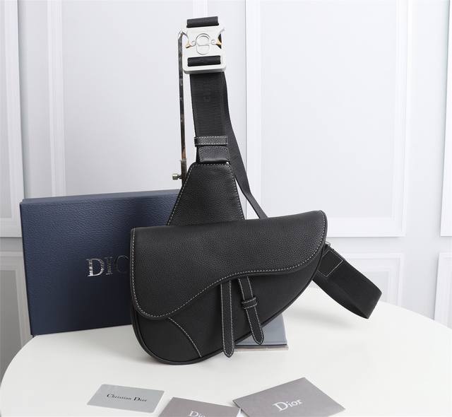 Dior迪奥男士马鞍斜挎包 胸包 型号 1Adpo093 黑皮白线 Saddle黑色粒面触感牛皮革手袋 Christian Dior带扣细节 外部热印 Dior