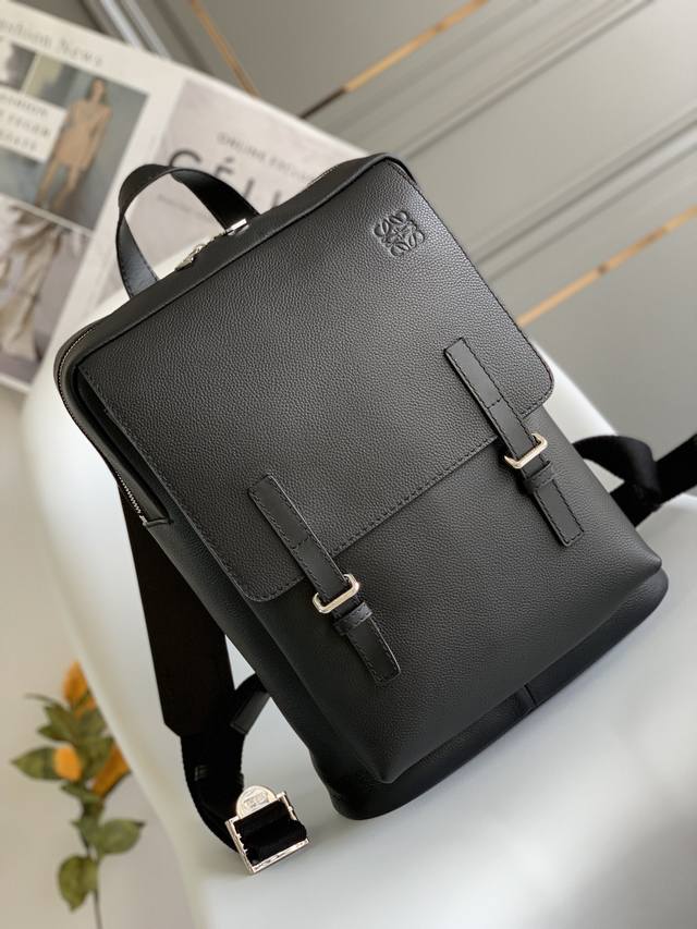 Lw 新款背包到货military Backpack 是一种宽敞且用途广泛的背包 带有一个主隔层和一个折叠翻盖下的额外隔层 并通过磁扣和额外的针扣关闭 带衬垫的