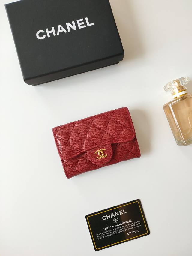 Chanel香奈儿经典口盖卡套 进口羊皮和鱼子酱牛皮 卡包&零钱包于一体 背面设有插袋 款号:Ap244 尺寸:7.5 11.3 2.1 Cm