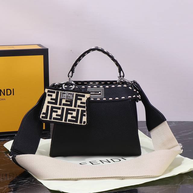 配盒子 Fendi 芬迪 新款iseeu 超实用小size 手机化妆品钱包都可以放进去本人已种草哦 感觉这个size刚刚好 Size 23 18Cm 9797