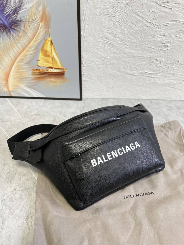 原单跑量: Balenciag巴黎家 城市系列 Paris Explorer 腰包 黑色 男女同款 斜挎胸包腰包 牛皮材质 前面拉链口袋 简约两用包 可做胸包或