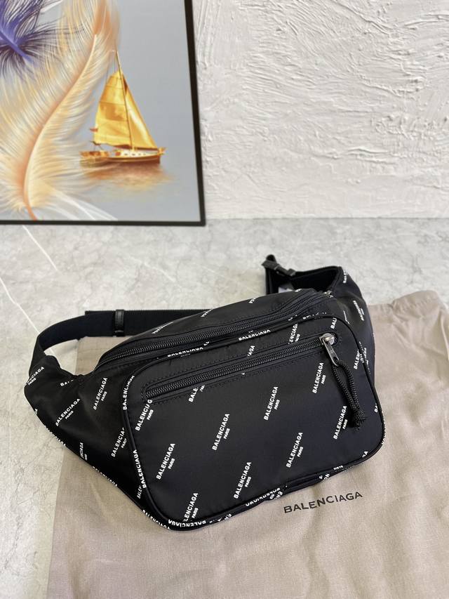 原单跑量: Balenciag巴黎家 城市系列 Paris Explorer 腰包 黑色 男女同款丝印 尼龙布3D高温印花 不褪色 尺寸 24*9*18Cm