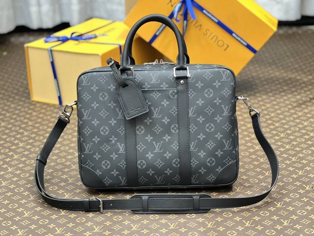 M46457黑花 男包公文包系列 本款 Voyage 小号公文包 取材 Damier Graphite 涂层帆布 搭配皮革侧带 加固包角 顶部手柄和名牌 外袋便