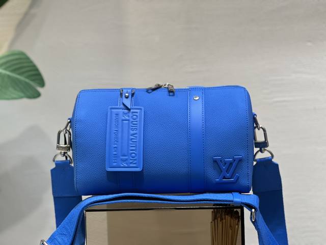 M22486 本款 City Keepall 手袋选用牛皮革 皮革饰边和金属件 讲述路易威登 Keepall 旅行袋的灵感启发 皮革名牌和 Lv 字母标记 Ae